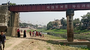 আখাউড়ায় রেলসেতু পার হতে গিয়ে ট্রেনে কাটা পড়ে নারীর মৃত্যু