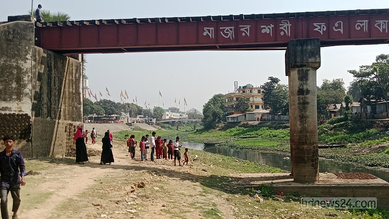 আখাউড়ায় রেলসেতু পার হতে গিয়ে ট্রেনে কাটা পড়ে নারীর মৃত্যু