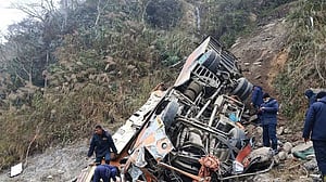 নেপালে যাত্রীবাহী বাস গিরিসঙ্কটে পড়ে পর্যটকসহ নিহত ১৯