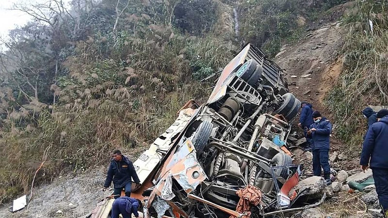 নেপালে যাত্রীবাহী বাস গিরিসঙ্কটে পড়ে পর্যটকসহ নিহত ১৯