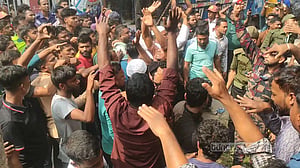 বরাদ্দ বাড়ানোর দাবিতে চাঁদপুরে নির্বাচন সরঞ্জামবাহী চালকদের বিক্ষোভ