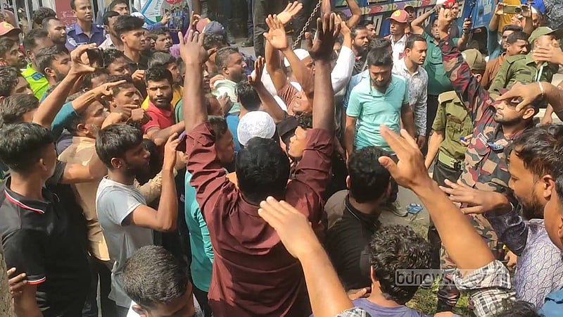 বরাদ্দ বাড়ানোর দাবিতে চাঁদপুরে নির্বাচন সরঞ্জামবাহী চালকদের বিক্ষোভ