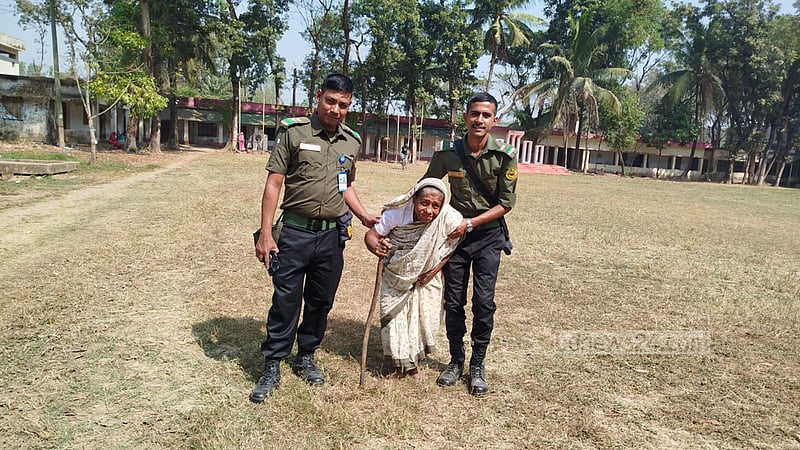 ৯২ বছর বয়সি দীপু রাণী দে বললেন, ‘দেশ-দশের শান্তির জন্য ভোট দিলাম’