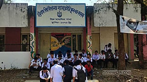 খণ্ডকালীন শিক্ষক অপসারণে শিক্ষার্থীদের ক্ষোভ, অধ্যক্ষের কক্ষে তালা