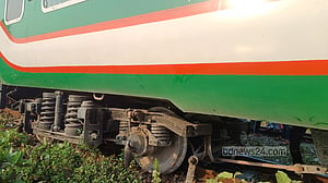 কুমিল্লায় মহানগর এক্সপ্রেস লাইনচ্যুত,  একপাশের লাইন বন্ধ