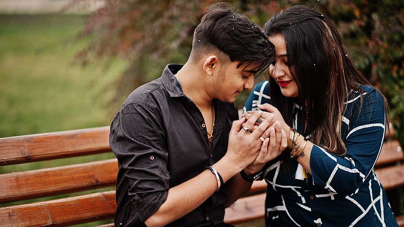 পুরুষ যে কারণে বয়সে বড় নারীর প্রেমে পড়েন