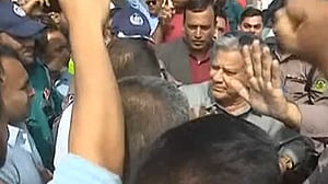 চট্টগ্রাম বন্দরে বিক্ষোভের মুখে উপদেষ্টা সাখাওয়াত