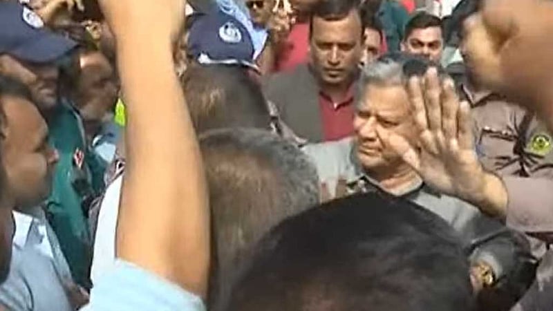 চট্টগ্রাম বন্দরে বিক্ষোভের মুখে উপদেষ্টা সাখাওয়াত