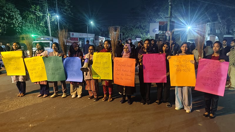জামায়াত আমিরের এক্স অ্যাকাউন্টে ‘নারী বিদ্বেষী’ পোস্ট: প্রতিবাদে চবিতে ঝাড়ু মিছিল