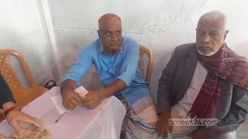 চৌদ্দগ্রামে ভোটার স্লিপের সঙ্গে টাকা বিলির সময় ২ বিএনপি কর্মী হাতেনাতে ধরা
