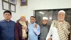 কুমিল্লা-৪: ধানের শীষ নেই, হতাশ বিএনপিকর্মীরা চড়ছেন ট্রাকে