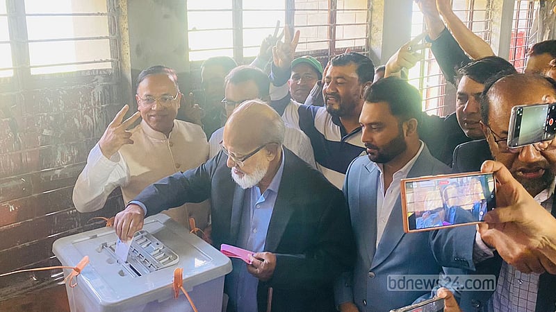 সতের বছর পর জনগণ স্বাধীনভাবে ভোট দিচ্ছে: খন্দকার মোশররফ