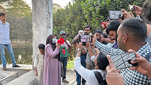 জাতীয় পতাকা হাতে ৩২ নম্বরে নারী, সরিয়ে দিল পুলিশ