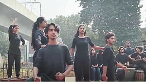 রাজু ভাস্কর্যের পাদদেশে শহীদ স্মরণে ‘ভাষার ক্ষুধা’