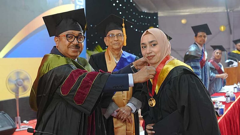 ইস্ট ওয়েস্টের ২৫তম সমাবর্তন: স্বর্ণপদক পেলেন ৯ শিক্ষার্থী