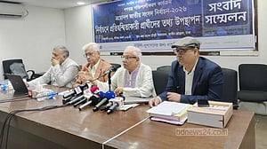 অর্ধেক প্রার্থীর মনোনয়ন ‘অসম্পূর্ণ’, বিএনপির ১৬৭ প্রার্থী ‘ঋণগ্রহীতা’: সুজন