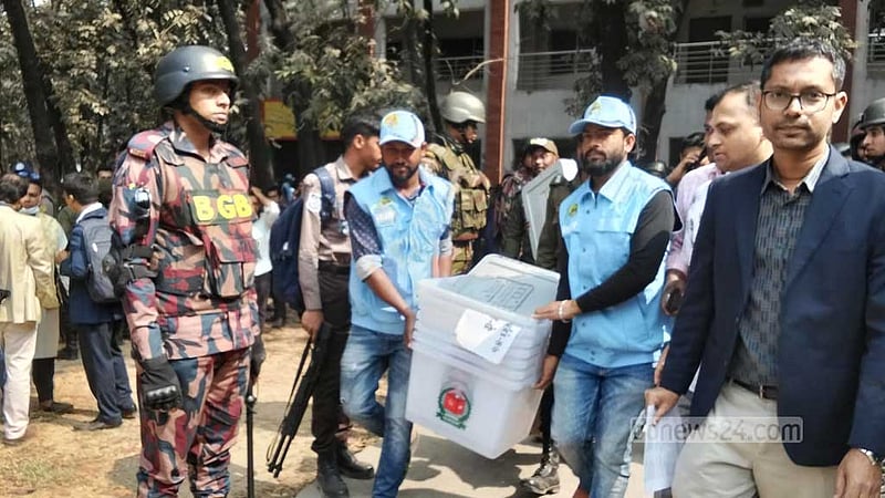 নির্বাচন: কেন্দ্রে যাচ্ছে ব্যালট পেপার