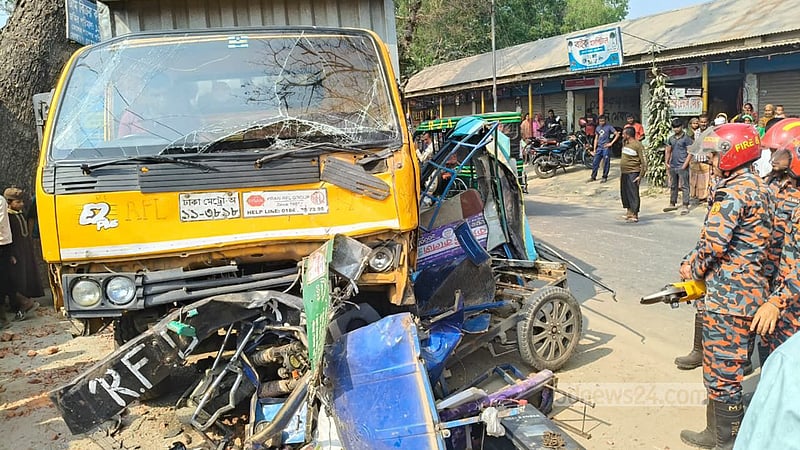 গাইবান্ধায় কভার্ড ভ্যান চাপায় ইজিবাইক চালকসহ নিহত ২