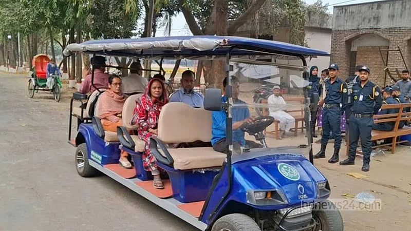 কাশিমপুরে বন্দির স্বজনদের পরিবহনে গলফ কার্ট