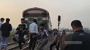 গাজীপুরে ডিপ্লোমা প্রকৌশলীদের বিক্ষোভে সড়ক-রেল অবরোধ, ট্রেন চলাচল বন্ধ
