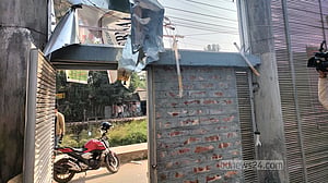 গোপালগঞ্জে ভোটকেন্দ্রে হাতবোমা হামলা, শিশুসহ আহত ৩