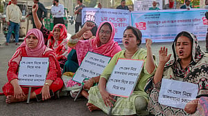পে-স্কেল বাস্তবায়নের দাবিতে আগারগাঁওয়ে অবরোধ
