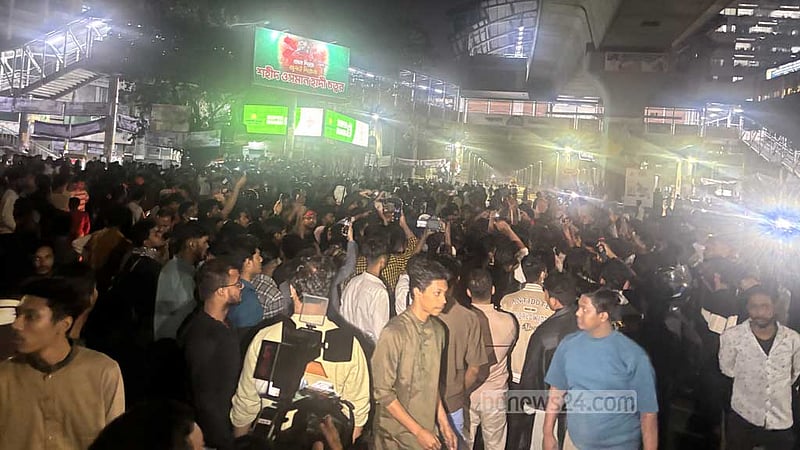 ছত্রভঙ্গের পর ফের শাহবাগ অবরোধে ইনকিলাব মঞ্চ