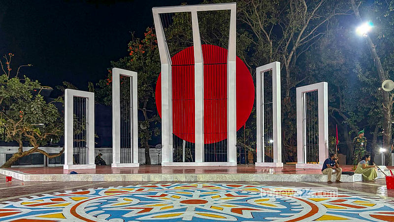 রঙ-তুলিতে সাজছে শহীদ মিনার, দেয়ালে ভাষার গান-কবিতা