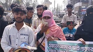হাদি হত্যার বিচার না পাওয়া পর্যন্ত ঘরে ফিরবো না: হাদির বোন