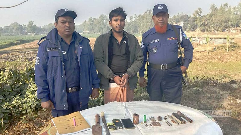 জামালপুরে যৌথ বাহিনীর অভিযানে অস্ত্রসহ যুবক আটক