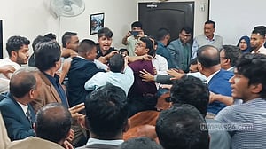 অনিয়ম-দুর্নীতির অভিযোগে জামালপুর বিশ্ববিদ্যালয়ের প্রশাসনিক ভবনে তালা