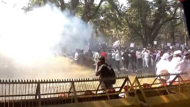 নতুন পে-স্কেল বাস্তবায়নের দাবি, যমুনার সামনে লাঠিচার্জ-সাউন্ড গ্রেনেড