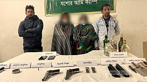 যশোরে যৌথ বাহিনীর অভিযানে অস্ত্র-গুলি উদ্ধার, আটক ৪