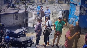 ভূমিকম্প: যশোরে আতঙ্কিত হয়ে বের হয়ে আসেন অনেকে