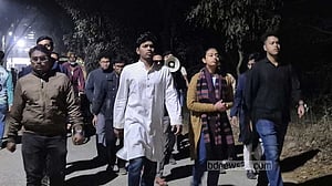 হাদী হত্যার বিচার দাবি: পুলিশি হামলার প্রতিবাদে জাবিতে ছাত্রশক্তির বিক্ষোভ