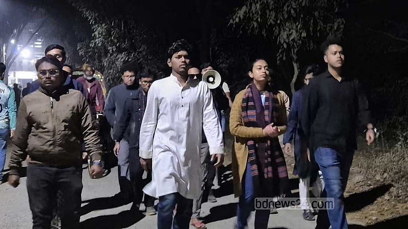 হাদী হত্যার বিচার দাবি: পুলিশি হামলার প্রতিবাদে জাবিতে ছাত্রশক্তির বিক্ষোভ
