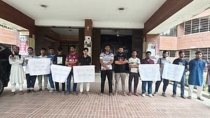 জাহাঙ্গীরনগর বিশ্ববিদ্যালয়ে পোষ্য কোটা বাতিলের দাবিতে অবস্থান