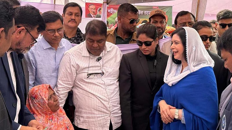 ‘ফ্রি হার্ট ক্যাম্প’ উদ্বোধন করতে কড়াইল বস্তিতে জুবাইদা