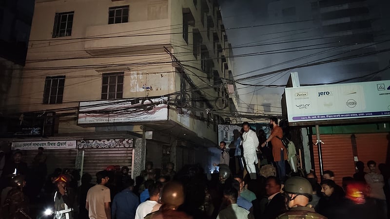 ২ ঘণ্টা পর নিয়ন্ত্রণে কারওয়ান বাজারের আগুন