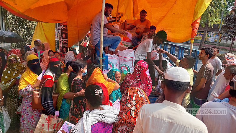 খুলনায় ১৫ স্থানে টিসিবির ট্রাক, সাশ্রয়ী মূল্যে পণ্য কিনতে ভিড়