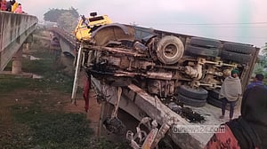 ট্রাক উল্টে ৭ ঘণ্টা বন্ধ কুষ্টিয়া-মেহেরপুর মহাসড়ক