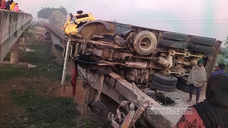 ট্রাক উল্টে ৭ ঘণ্টা বন্ধ কুষ্টিয়া-মেহেরপুর মহাসড়ক
