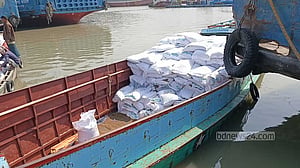 লক্ষ্মীপুরে পাচারকালে ৩০০ বস্তা সার জব্দ