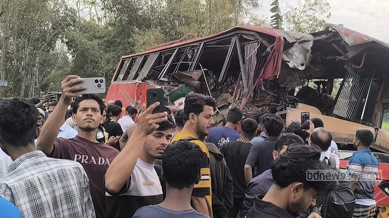 মাদারীপুরে দুই বাসের মুখোমুখি সংঘর্ষে নিহত ২