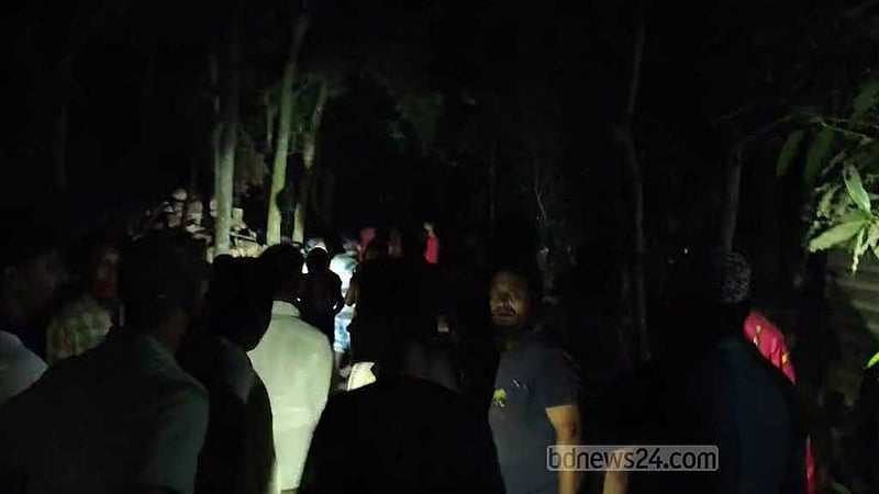মাদারীপুরে টর্চলাইট জ্বালিয়ে দুপক্ষের সংঘর্ষ, অর্ধশতাধিক হাতবোমা বিস্ফোরণ