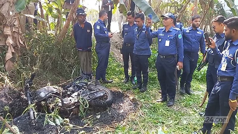 রাজৈরে একটি ভোটকেন্দ্রের পাশে মোটরসাইকেলে অগ্নিসংযোগ