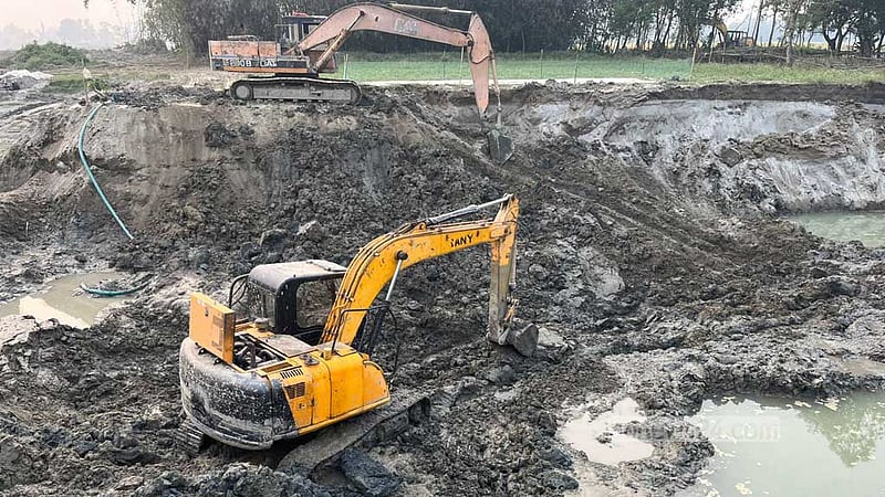 মানিকগঞ্জে কৃষি জমির টপসয়েল কাটায় লাখ টাকা জরিমানা