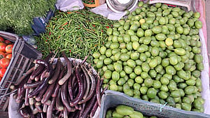 রোজার শুরুতে বাজার চড়া, লেবুর হালি ৮০-১২০ টাকা