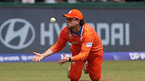 পাকিস্তানি ক্রিকেটারের ক্যাচ ছাড়ায় ভারতীয় সমর্থকদের গালি খেয়েছেন ডাচ ক্রিকেটার