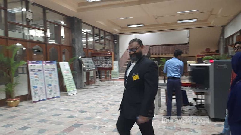 নগদে বিদেশি বিনিয়োগের আলোচনা করতে বাংলাদেশ ব্যাংকে ব্যারিস্টার আরমান